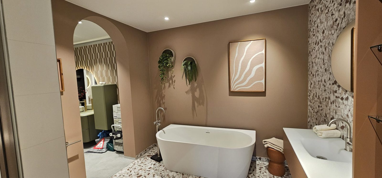 Strak afgewerkte badkamer in warme kleur
