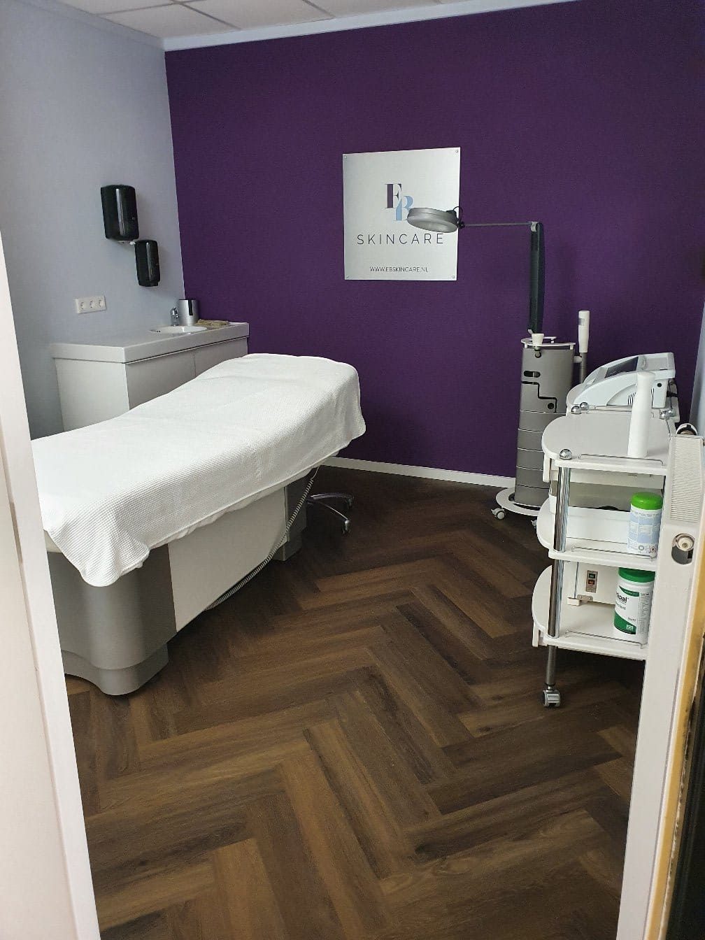 Behandelkamer met paarse accentwand