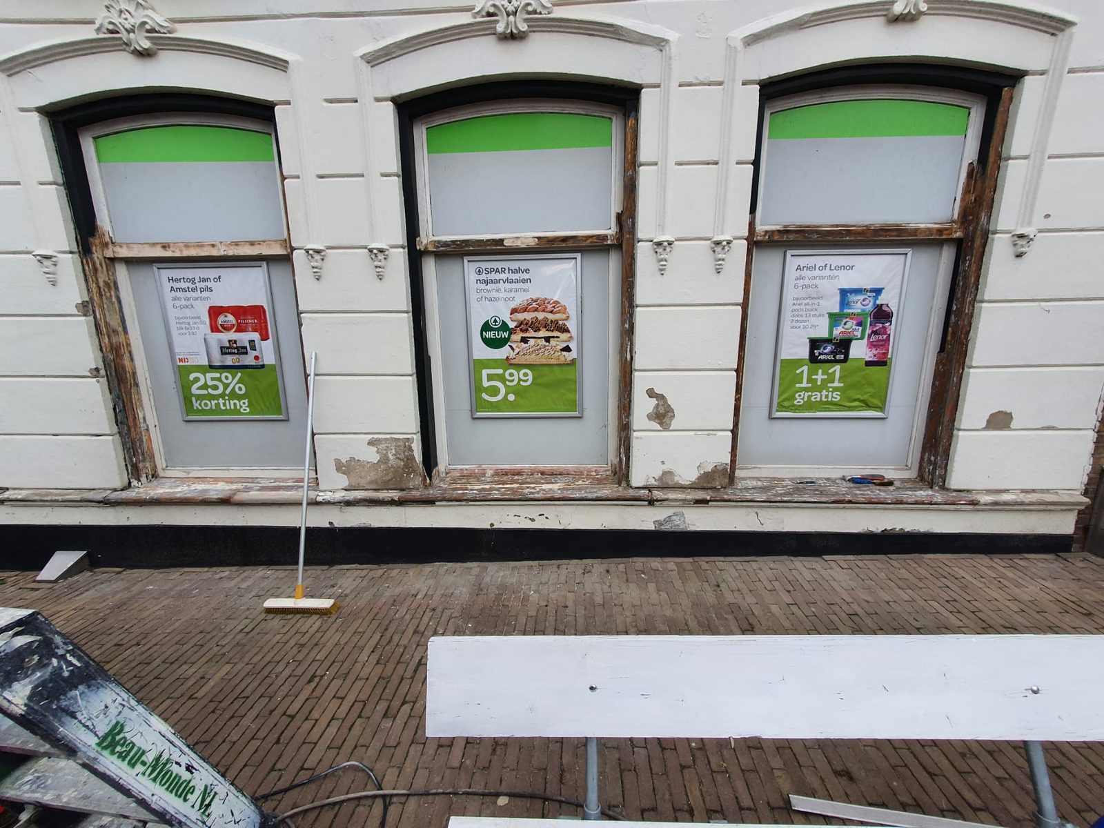 Winkelpand met kaal geschuurde kozijnen voor het schilderwerk